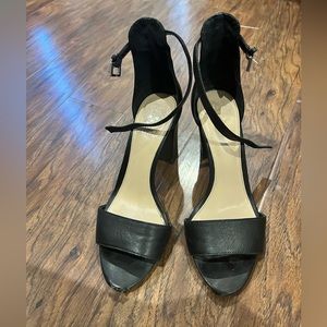 VINCE CAMUTO  BLACK BLOCK HEEL SANDALS